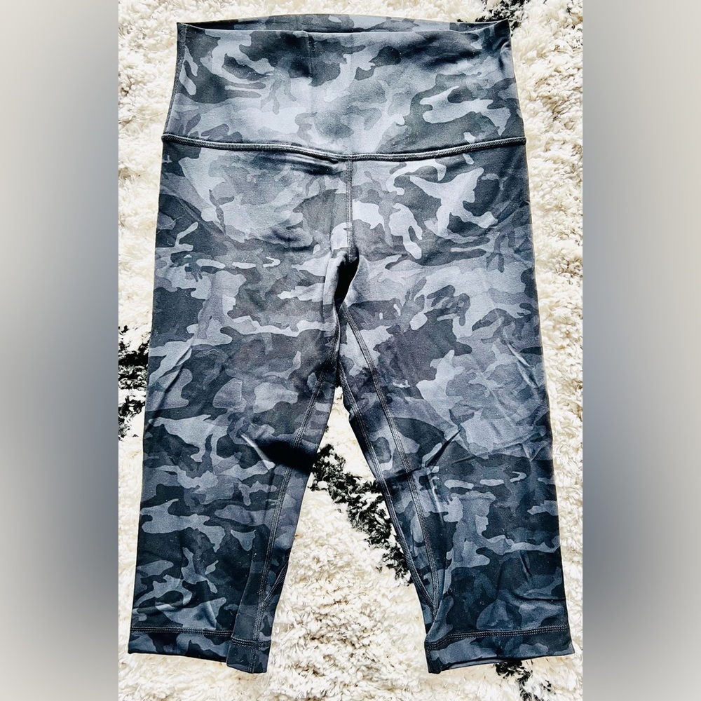 LULULEMON Knee Length Spandex Exercise/Workout Pants (Camouflage Print) (Size 8)